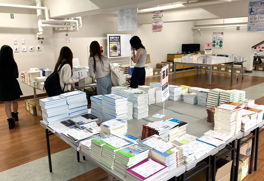 教科書販売会場